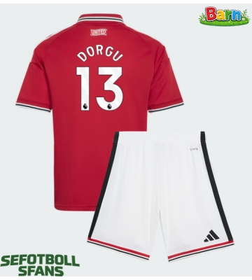Manchester United Patrick Dorgu #13 Hemmaställ Barn 2026-27 Kortärmad (+ Korta byxor)